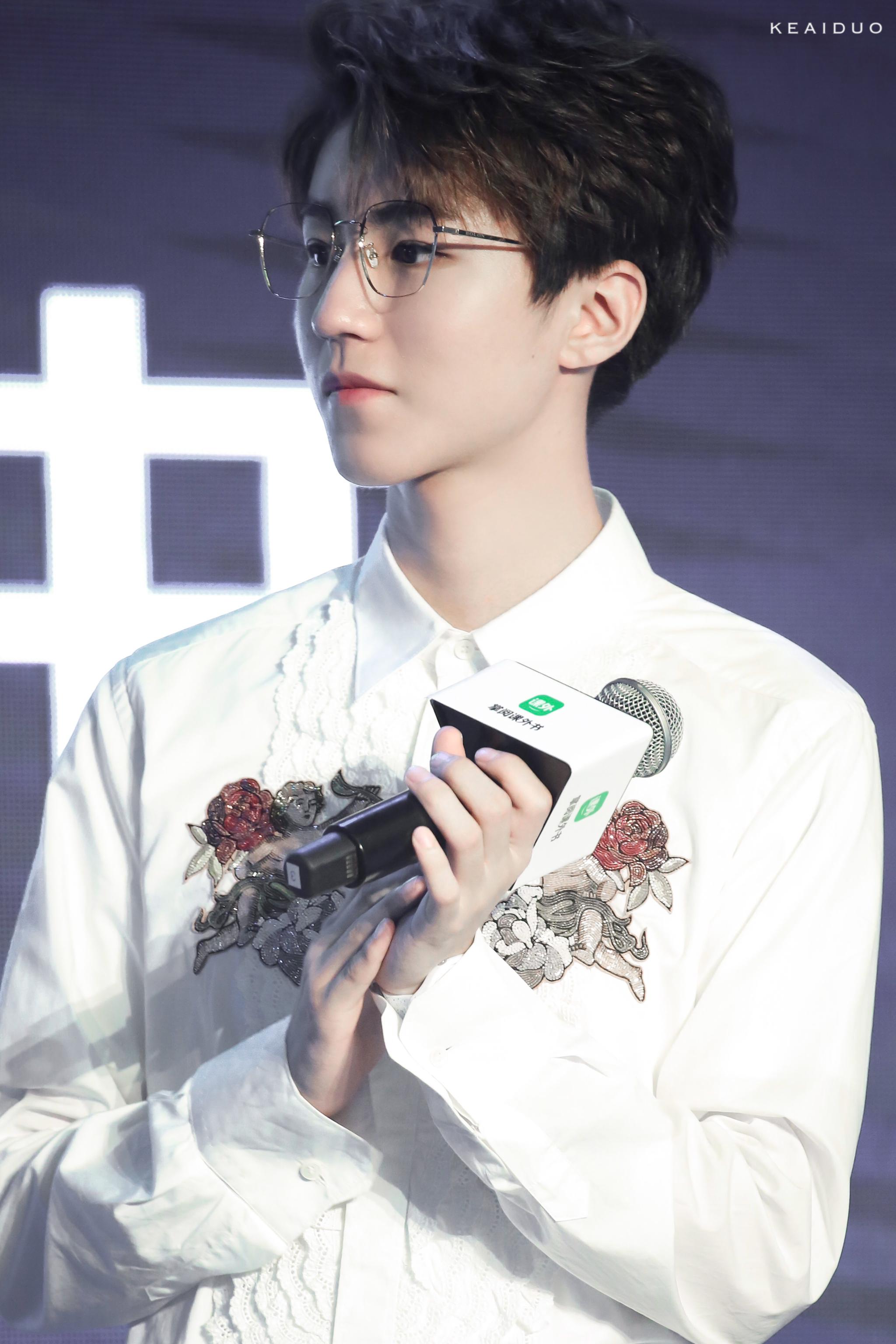 王俊凯白衬衫少年感十足搭配金丝边眼镜帅成斯文败类