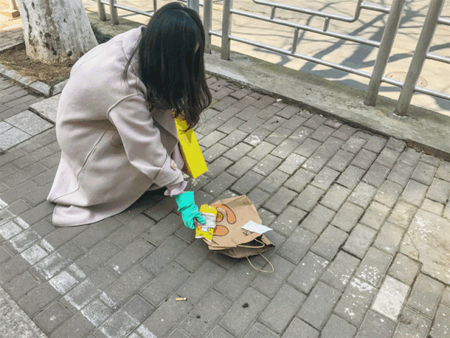 5个年轻人丢下工作,在南京街头捡垃圾,背后真相让人...|烟头_新浪新闻