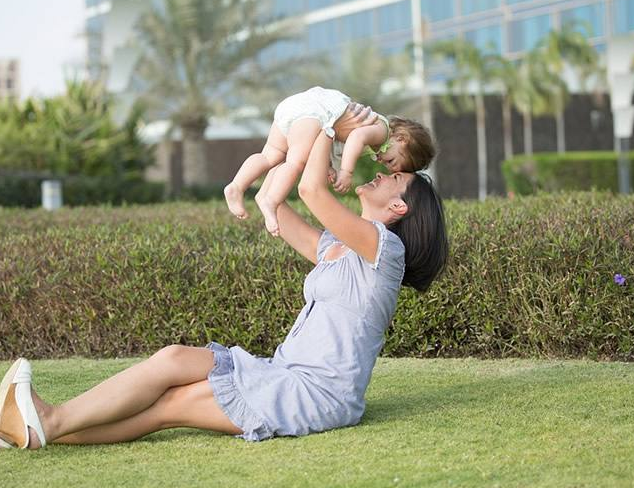 宝妈亲了熟睡中宝宝,没想到宝宝这样反应,妈妈笑到合不拢嘴!