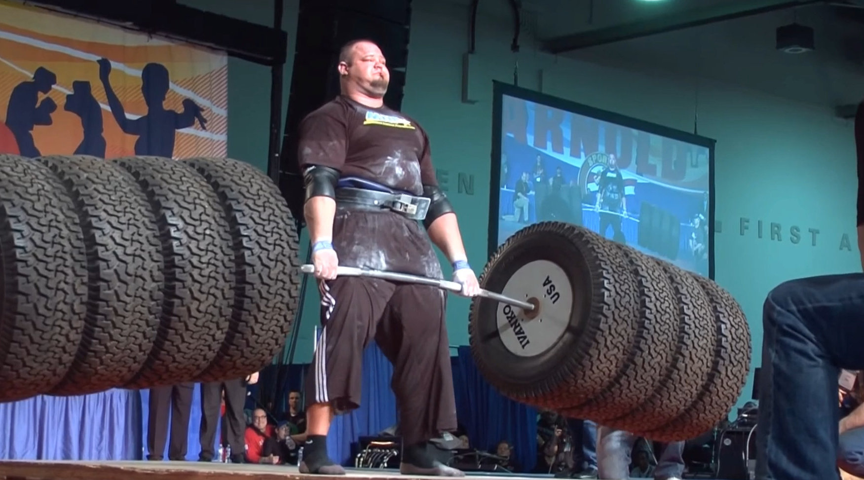 世界最强大力士,举起973斤重的八个巨型轮胎,最后一刻意外发生了