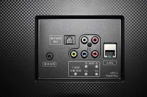 接口区特写背部展示夏普电视在机身背部采用了精密的一体式后壳结构