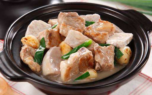 香排骨芋头煲用料肉排,大量蒜头,芋头,八角,生抽,冰糖,蜂蜜,芝麻做法1