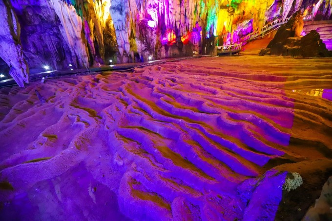 比天坑还壮观的溶洞 壮族人居然在里面种水稻 开梯田