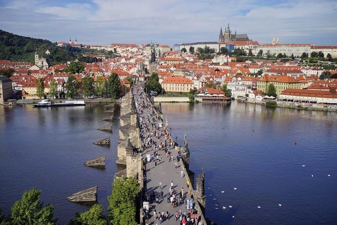 布拉格最早的石桥,650多年历史,摸摸桥上雕塑就能一生幸福