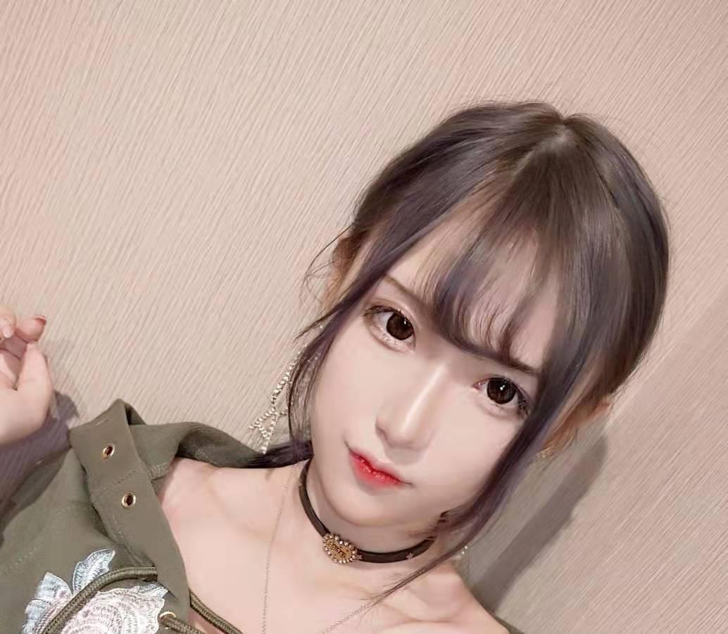 腐腐团儿身穿白色v领吊带衣,当看清正脸后竟撞脸迪丽热巴,太美