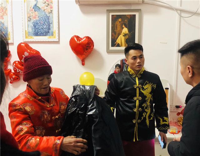 魏锐接亲照片曝光骑着高头大马跟着八抬大轿邱建良等当伴郎