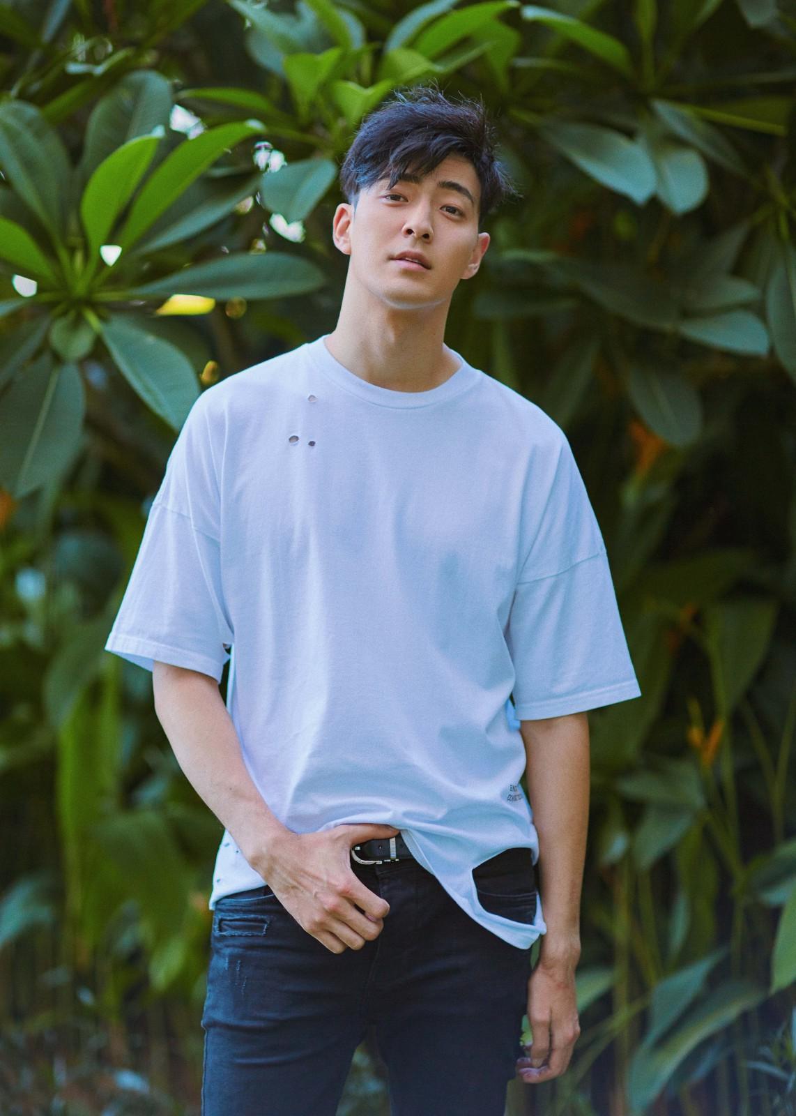 国际新锐制作人jameslee曝夏日写真清爽相遇展现盛夏新悸动