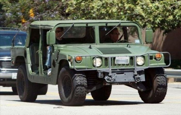 阿诺德·施瓦辛格的军用版悍马h1西尔维斯特·史泰龙的梅赛德斯-奔驰