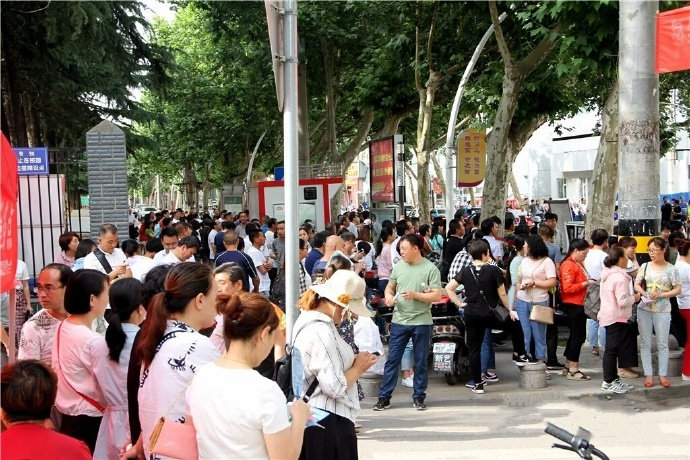 新看点：林州五中美女真的存在吗？为何大家都这么关注她们？