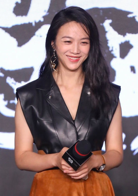 汤唯素颜出席活动笑容甜美很迷人大秀好身材让粉丝尖叫