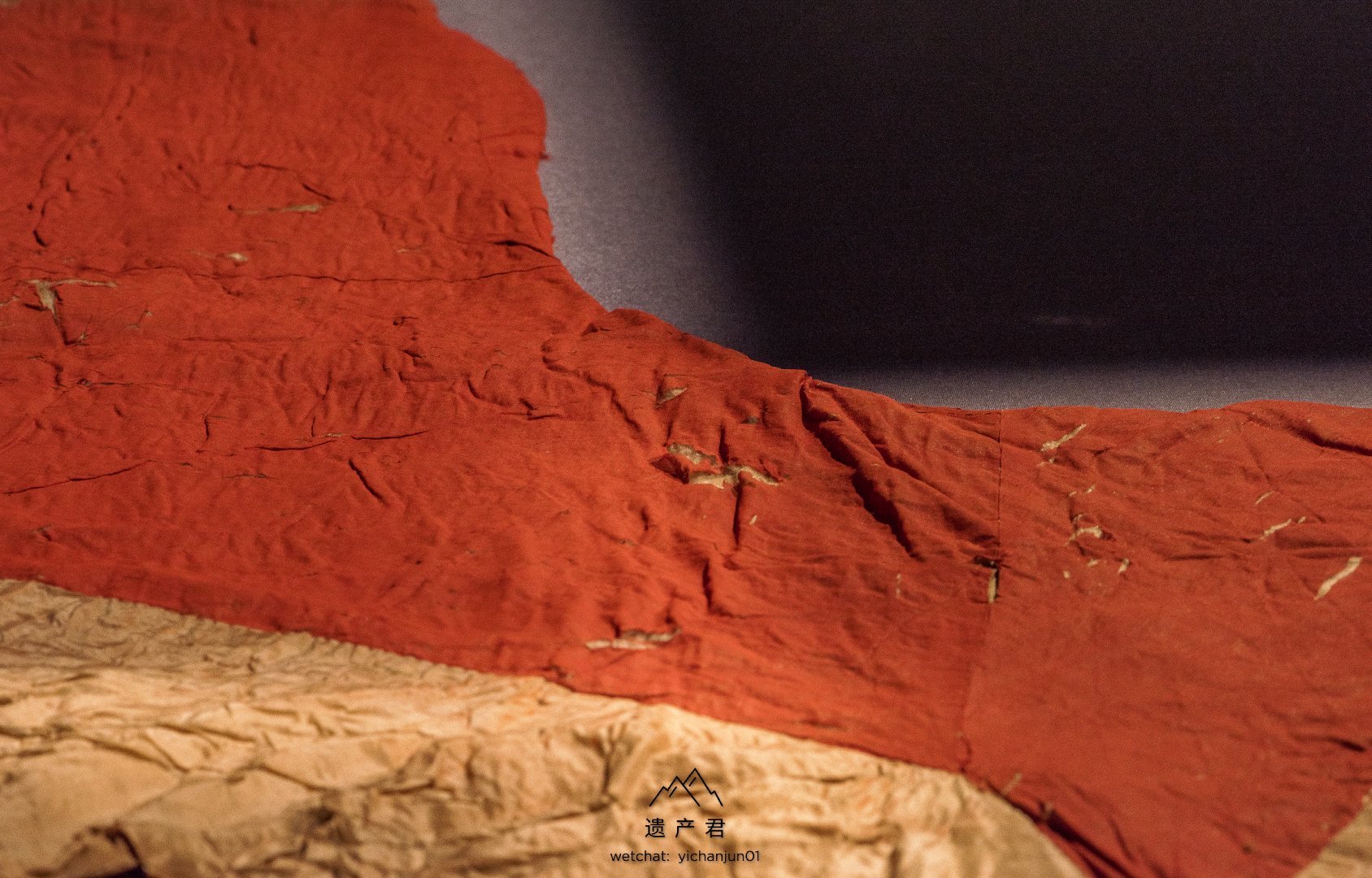 湖南省博物馆藏· 西汉朱红菱纹罗丝棉袍