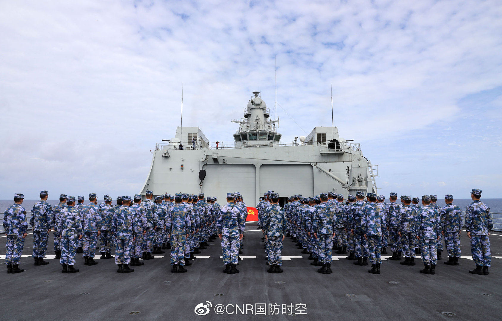 海军第31批护航编队开展多种纪念活动庆祝建党98周年