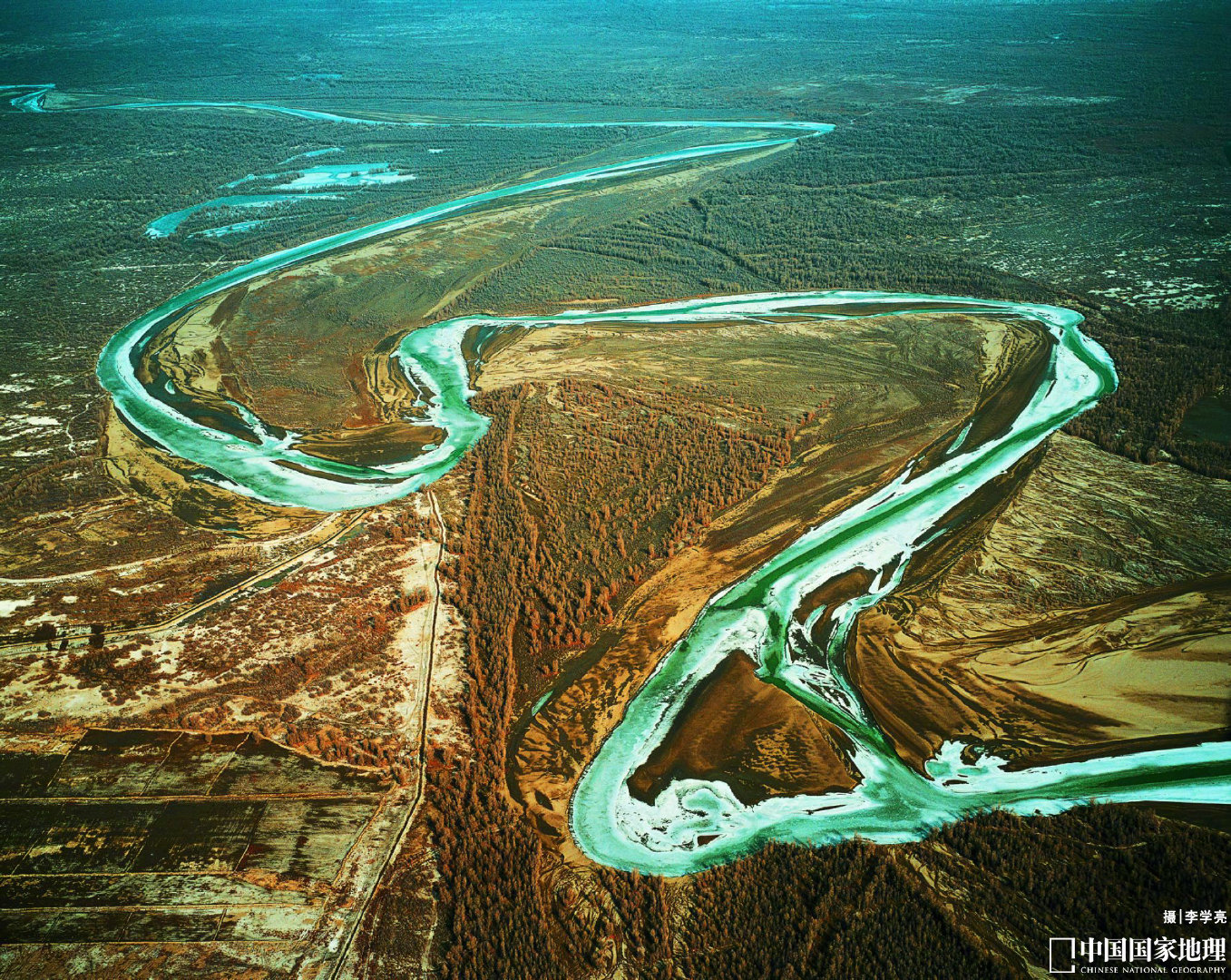 塔里木河是中国最大的内陆河,沿塔克拉玛干沙漠北缘由西向东流淌