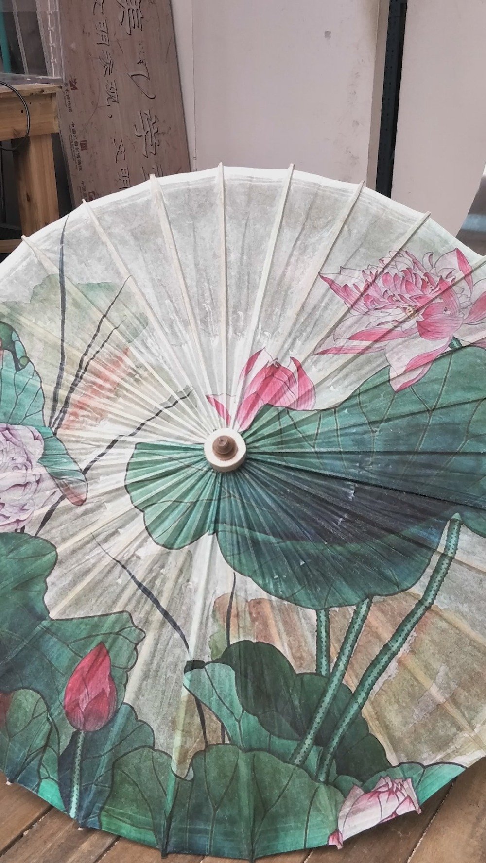 杭州油纸伞最着名的故事是《白蛇传·断桥借伞》