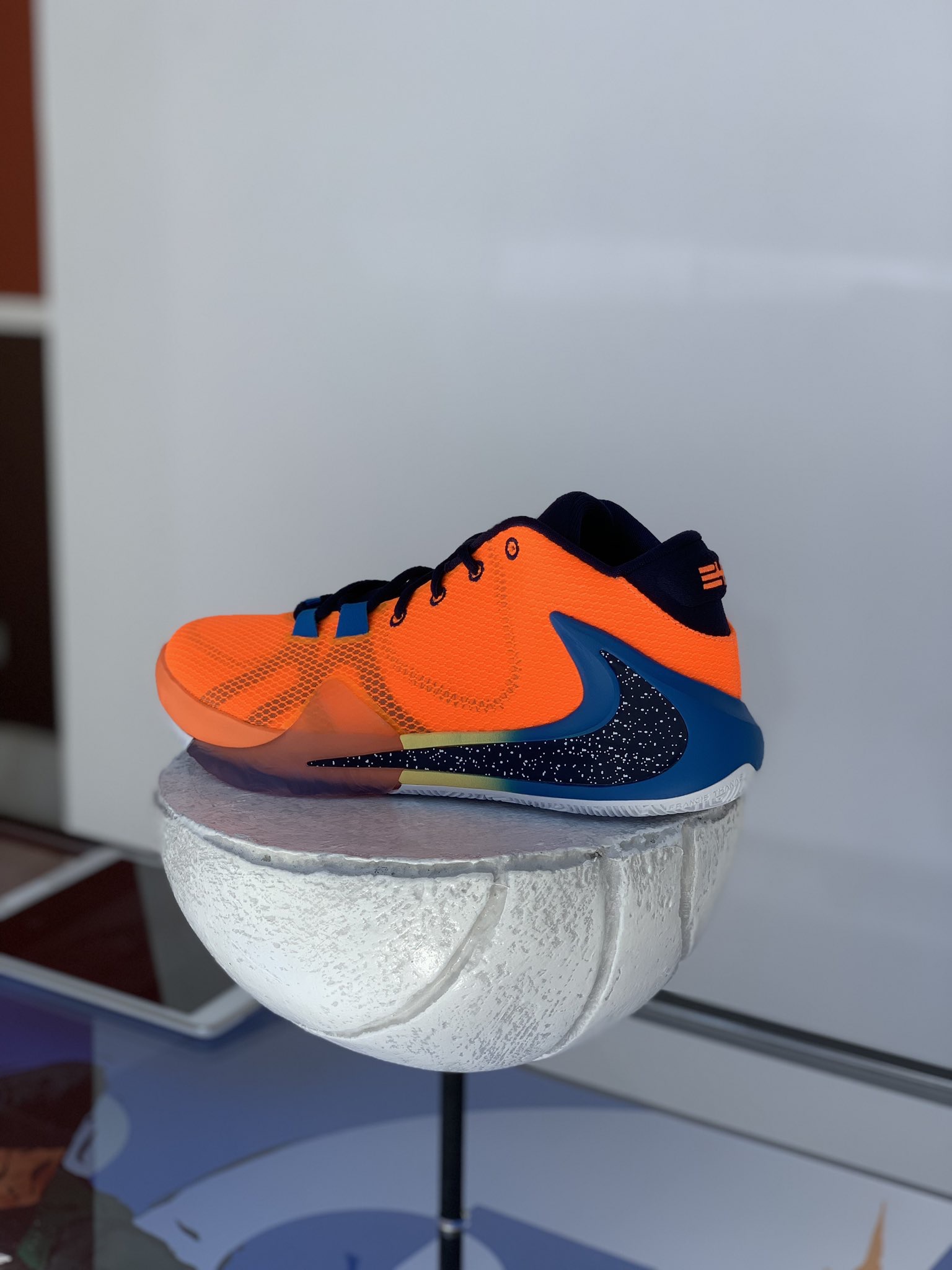 字母哥一代nike zoom freak 1首发的三款配色,mvp的鞋也是反钩