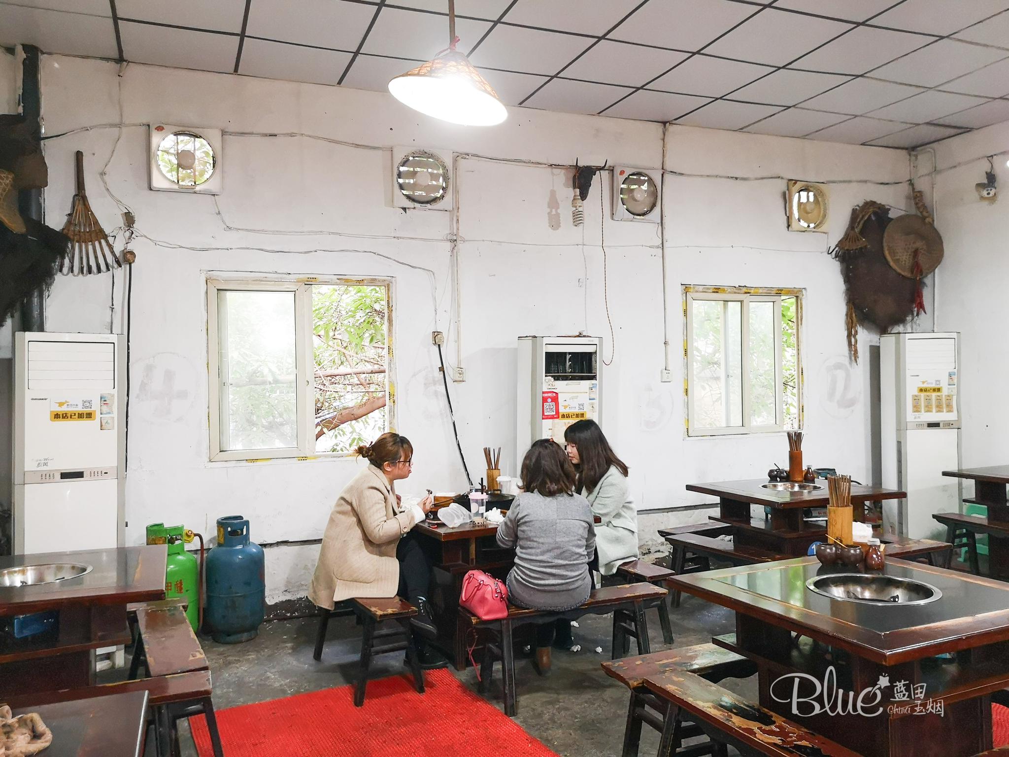 重庆这家苍蝇馆子名气大味道好,但卫生和食材都让人堪忧