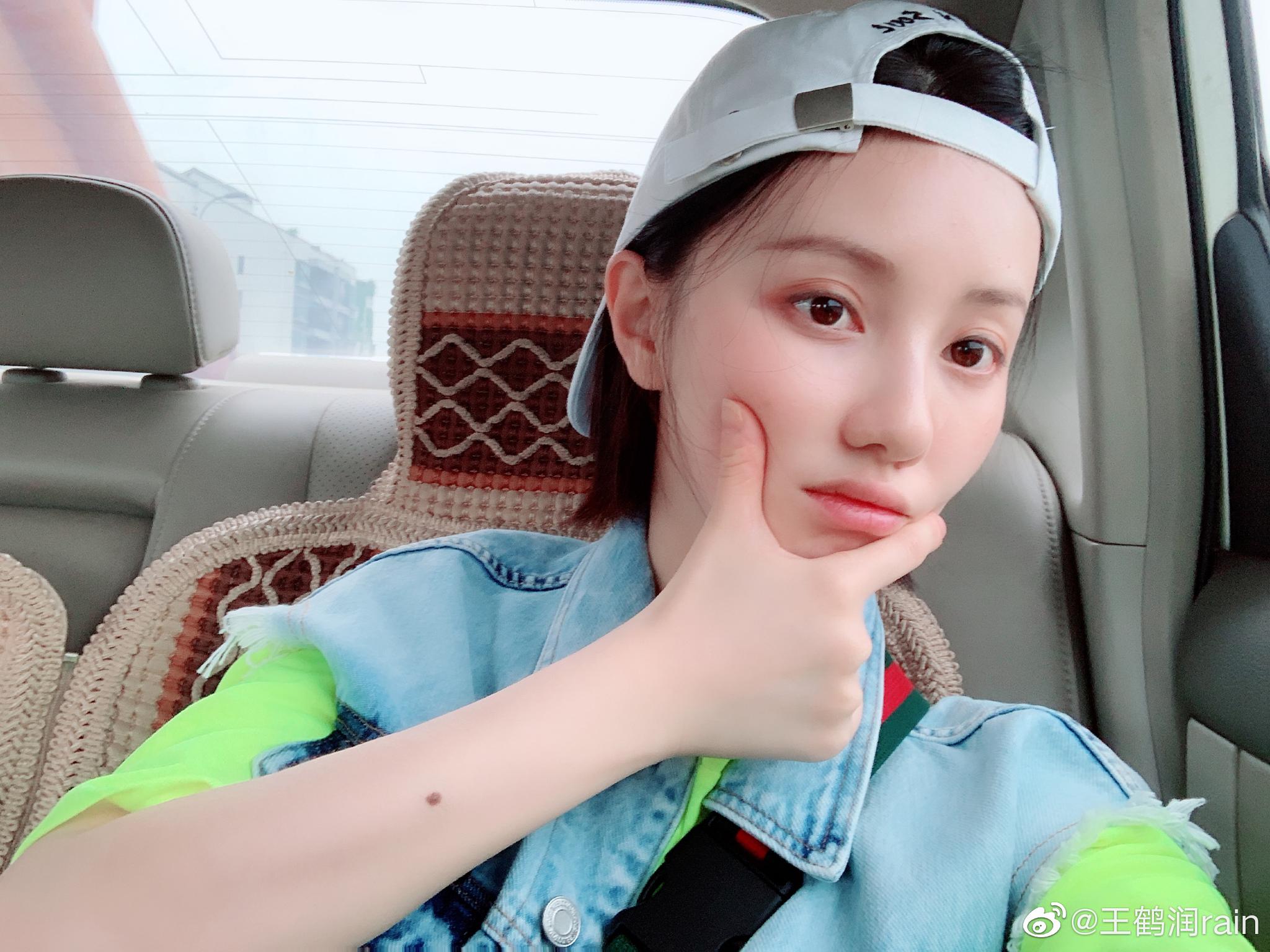 王鹤润荧光绿,属于夏天的颜色