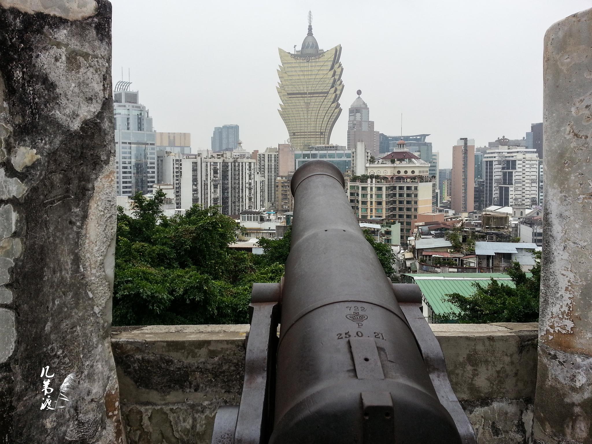 又名圣保禄炮台,中央炮台,坐落在大三巴牌坊侧