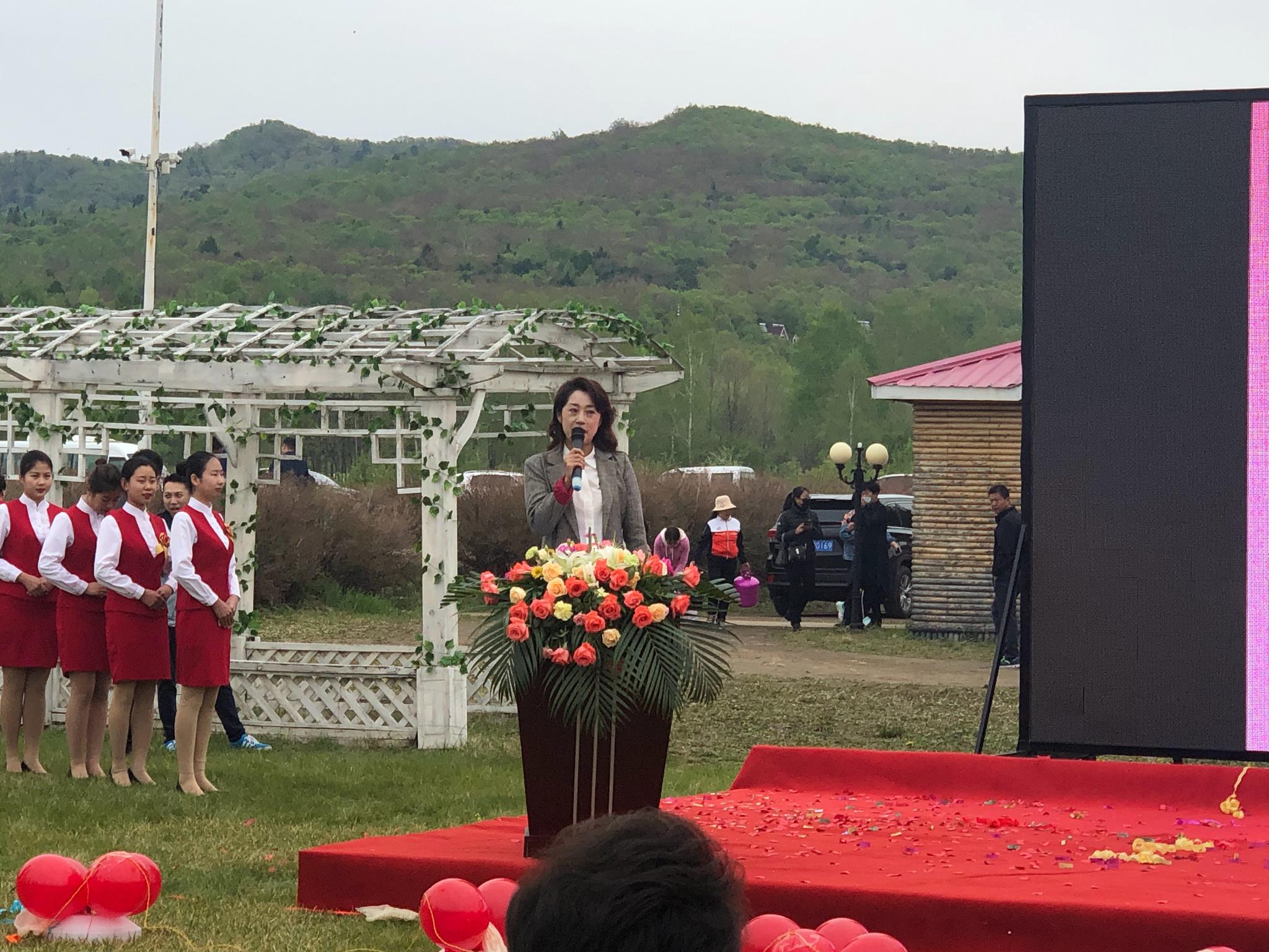 金山小镇文体旅局周子怡,带岭区旅游发展中心副主任李丹丹,西岭森林