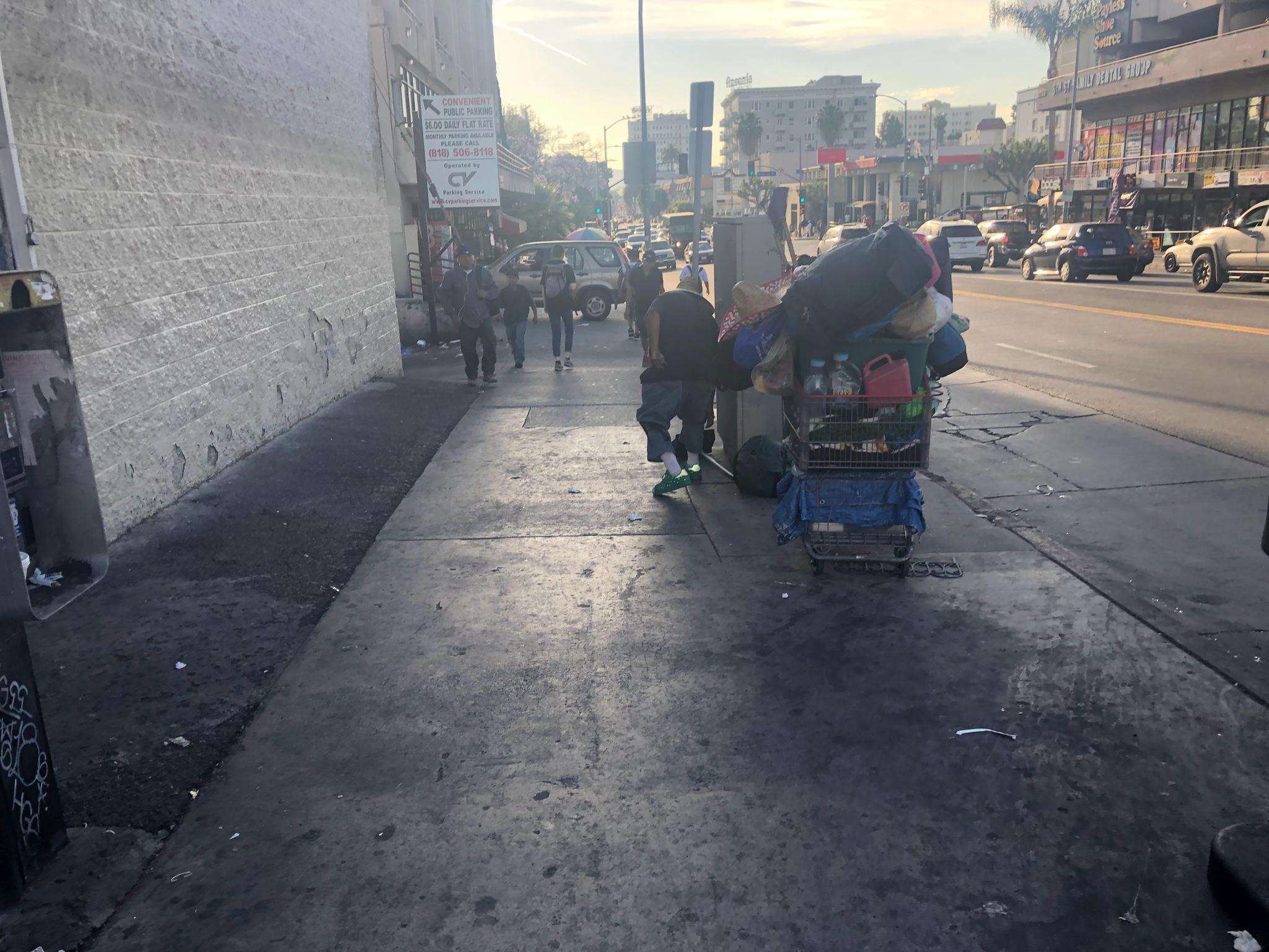 洛杉矶downtown真的是又脏又乱,大街上没有一