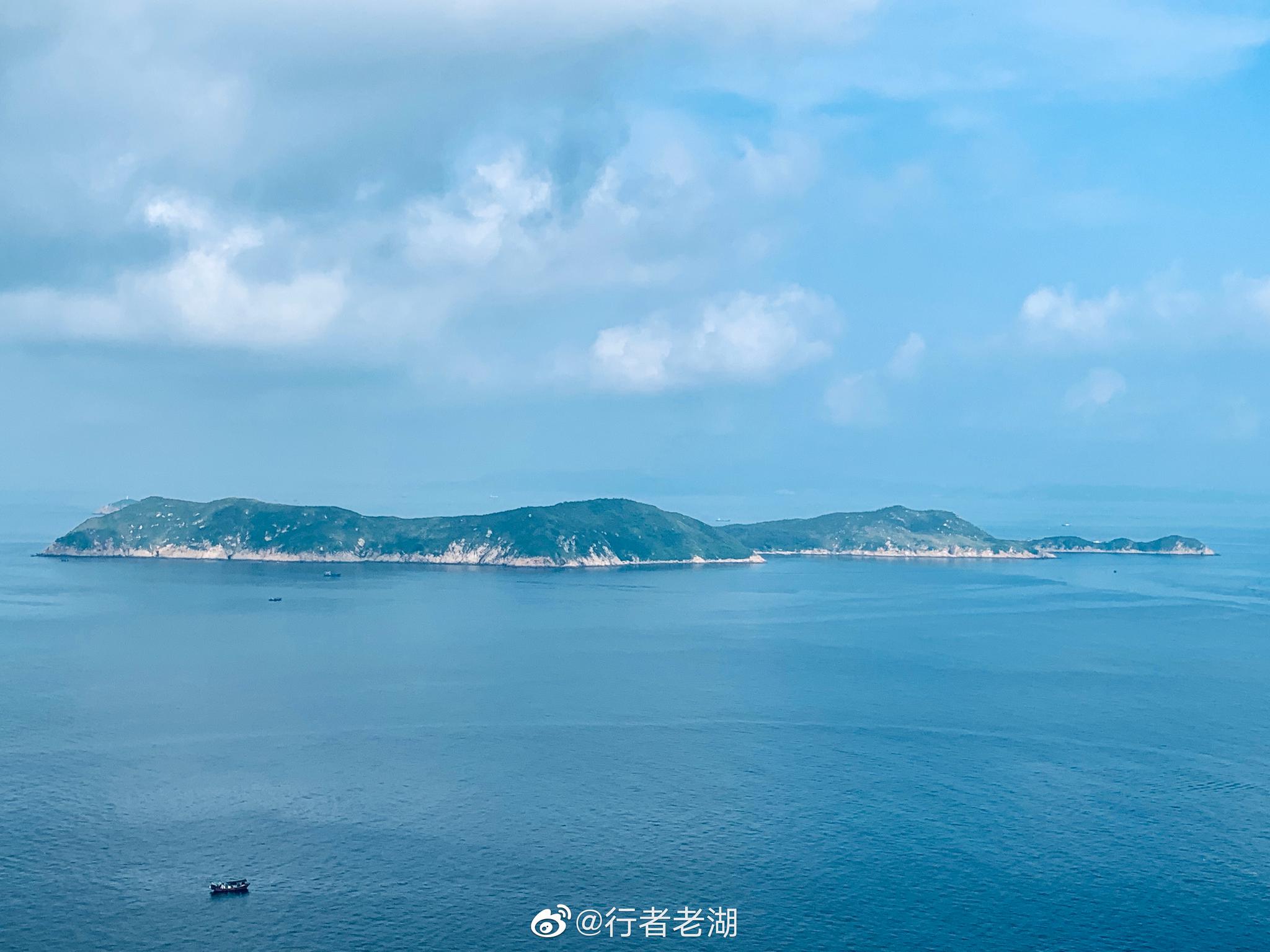 东澳岛的蜜月阁 远看很高 传说有千级台阶 要登山一个小时