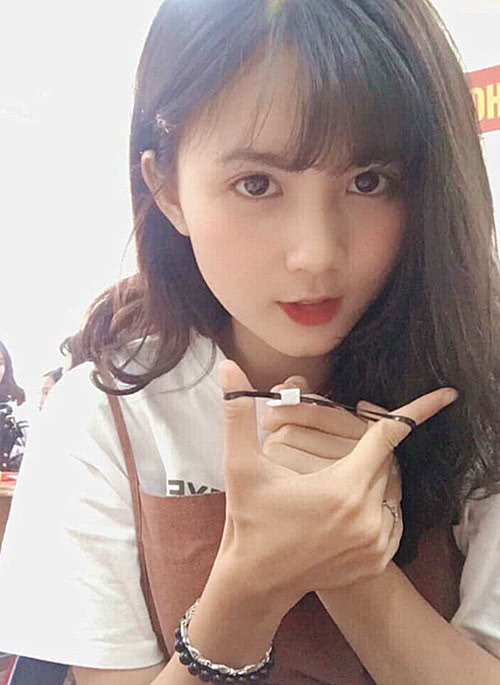 17歲女高中生因一張照片走紅,網友評價:天生的美人胚子