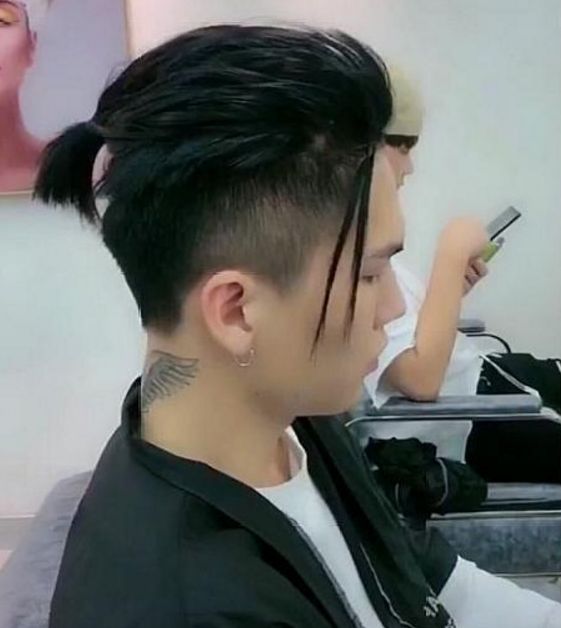 小哥哥到理发店接发,原以为发型很土,抬头一瞬间小心你们的鼻血