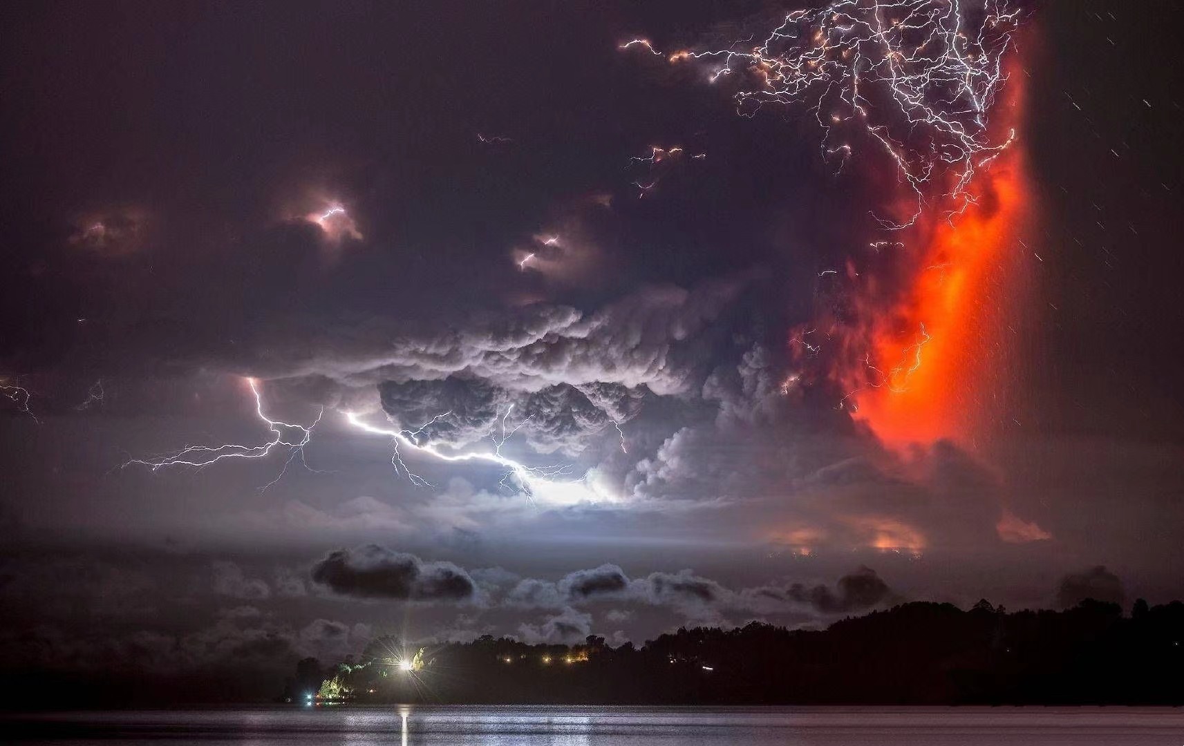 肮脏的雷暴云火山闪电