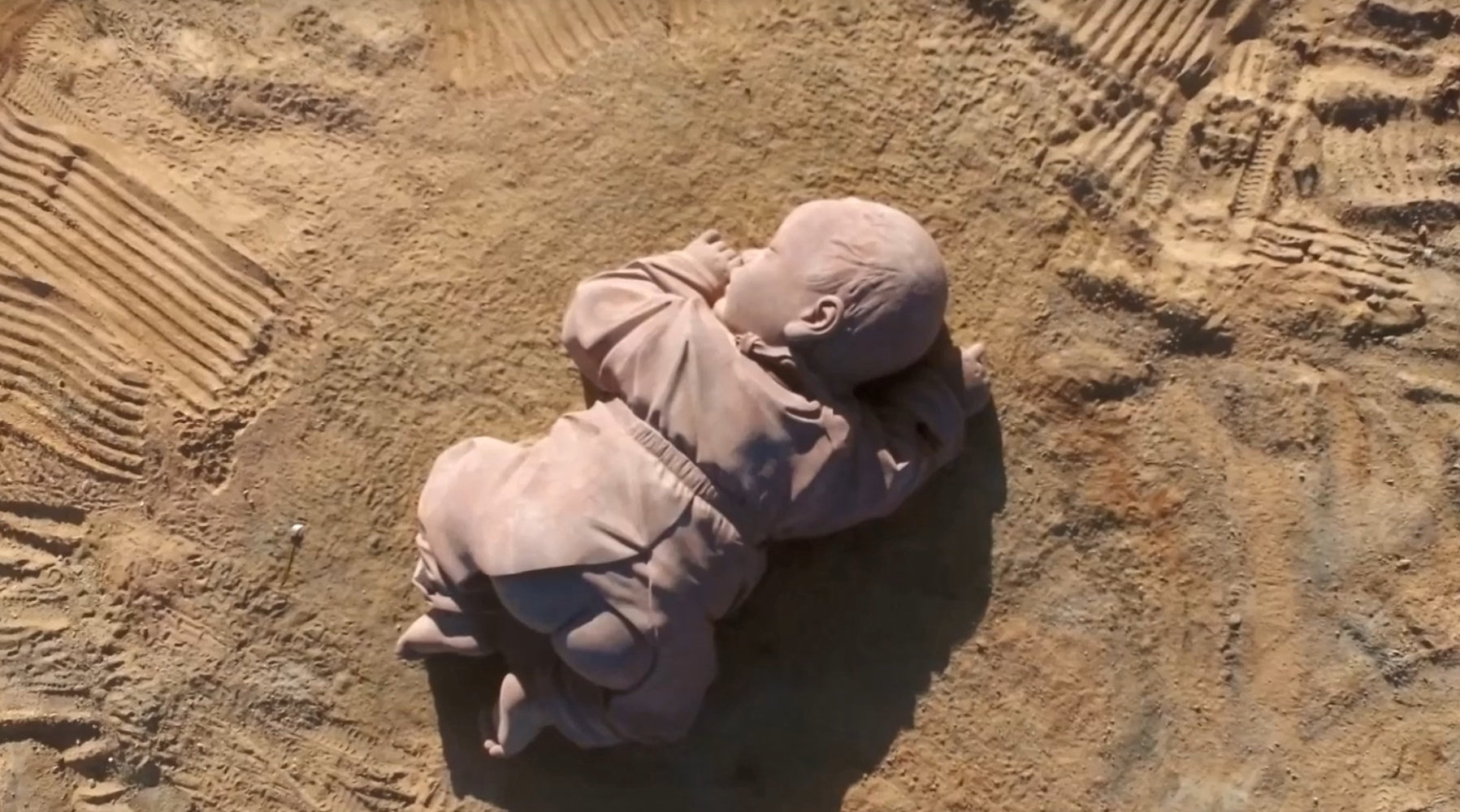 甘肃沙漠躺着一个"巨婴",已经熟睡了一年多,游客看后很心疼