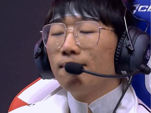 英雄联盟: 宁王带病打比赛表情痛苦不堪, 网友: 嗯, 装的挺像!