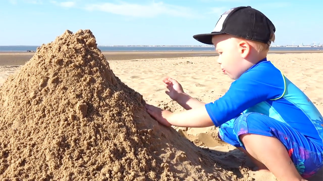 老外发明机械臂,刨土非常轻松,网友:开挖掘机的要下岗了
