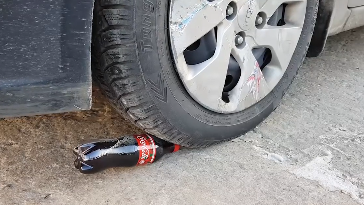 老外用汽车碾压罐装饮料,结果非常的惨,你还能喝下去吗