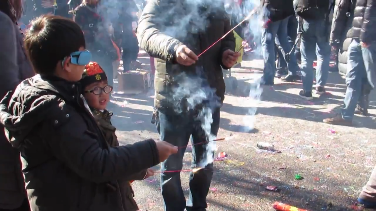 注册老外给遥控汽车粘上窜天猴,点燃后,场面失控了