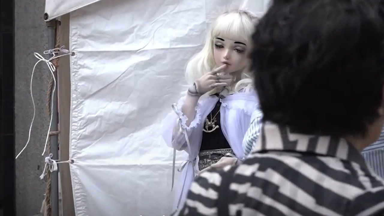 这个女孩名叫千本露露,在她家里堆放着很多娃娃,但是她的热爱程度不限