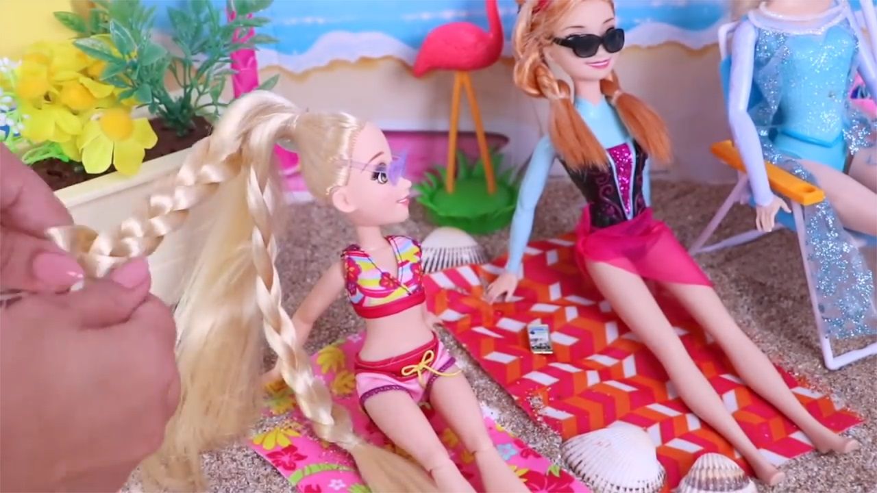 这个女孩名叫千本露露,在她家里堆放着很多娃娃,但是她的热爱程度不限