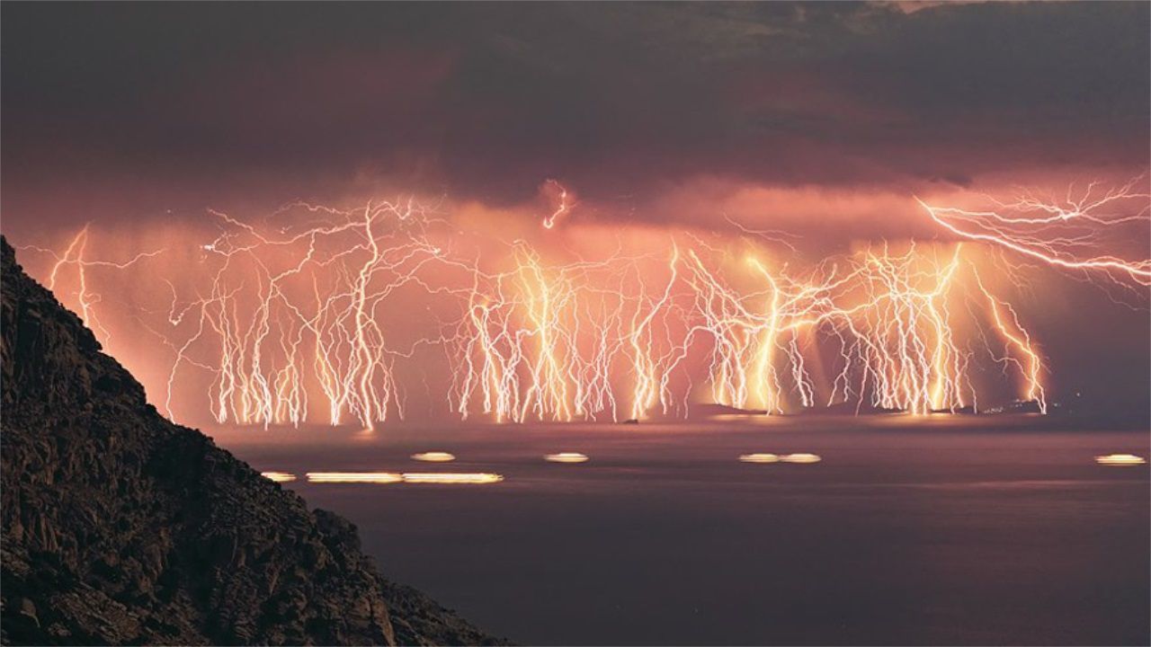 害怕打雷,所以每次碰到下雨天,只要看到一道明亮的闪电在天空中一闪而