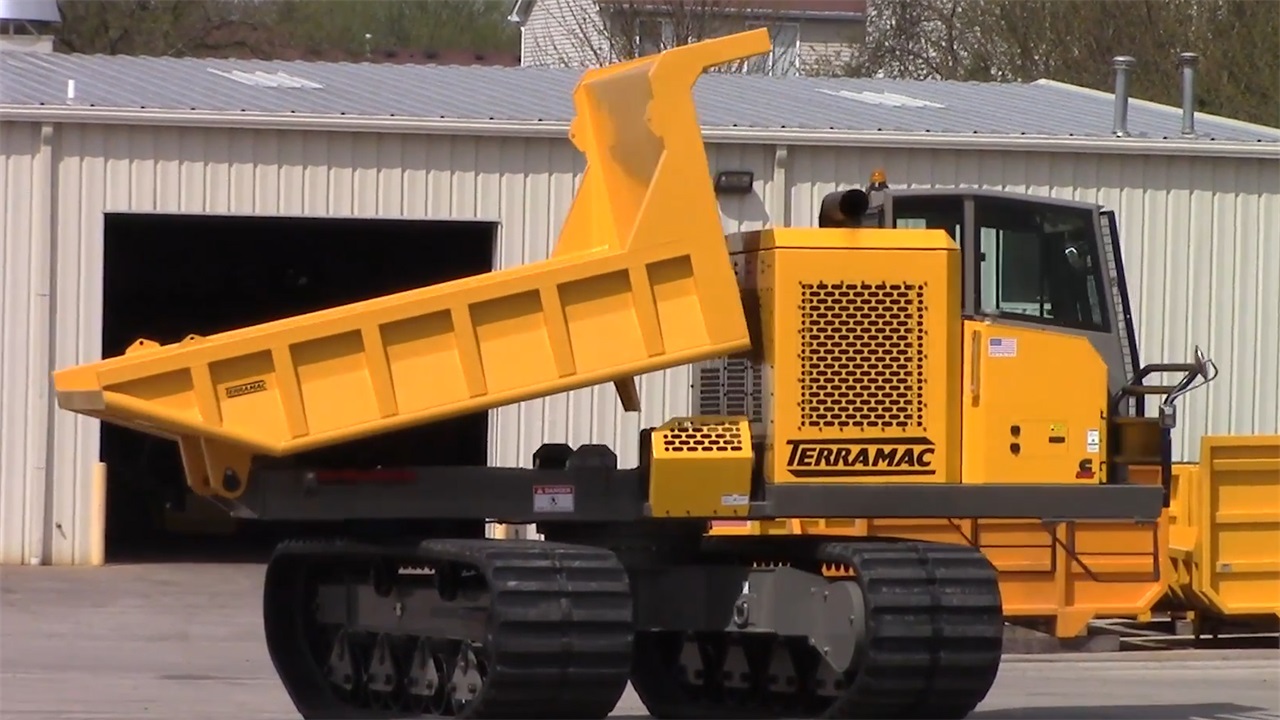 履带自卸车拉13吨渣土走沼泽地也不怕可360旋转卸货太强大