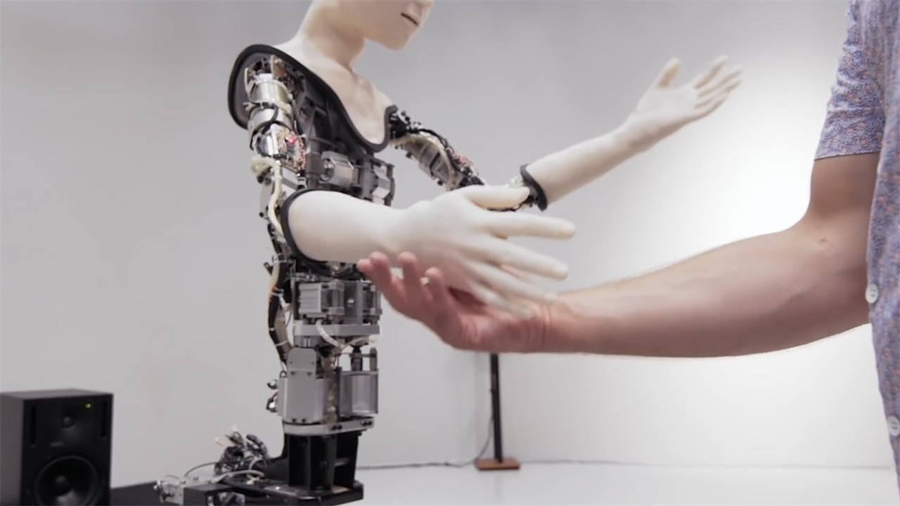 日本发明美女机器人内部结构和人类相差无几网友非常逼真