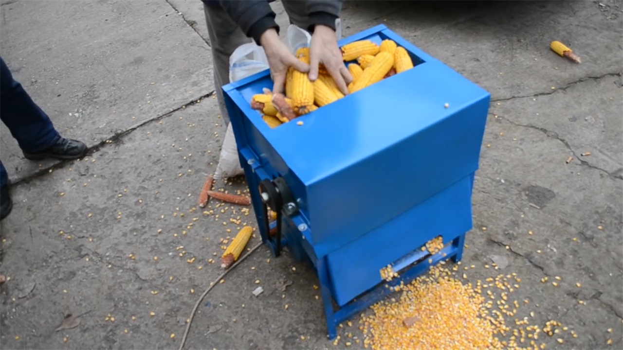 非洲小哥发明"自行车"剥玉米机,造价10元,一天剥5亩玉米