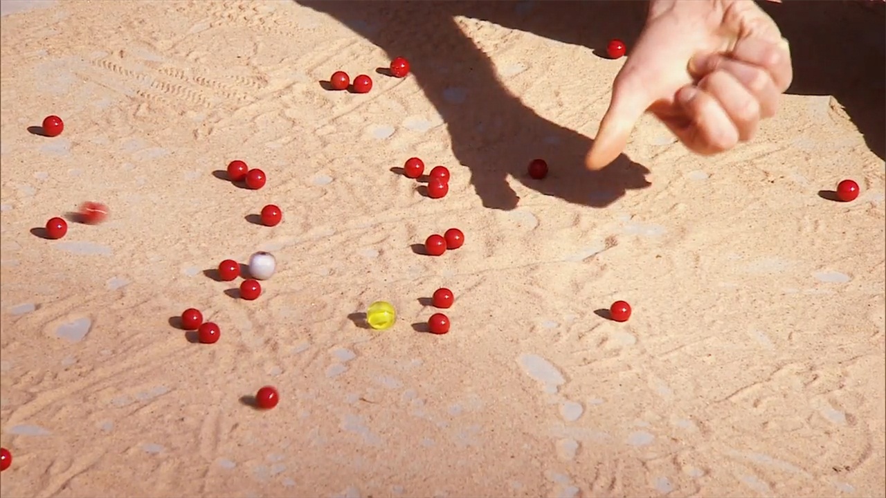 小时候玩的玻璃弹珠是如何制作的看完解开多年疑惑