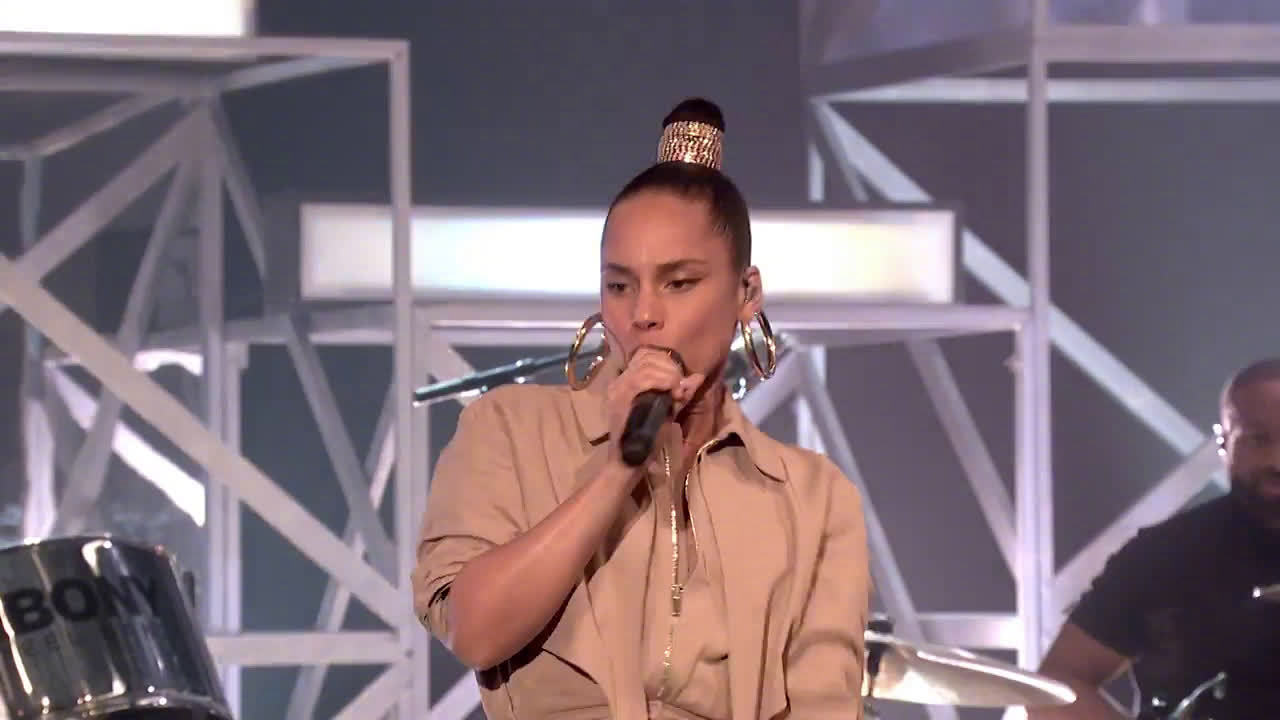 枪姐alicia keys最新英国现场表演新单《underdog》!洗脑