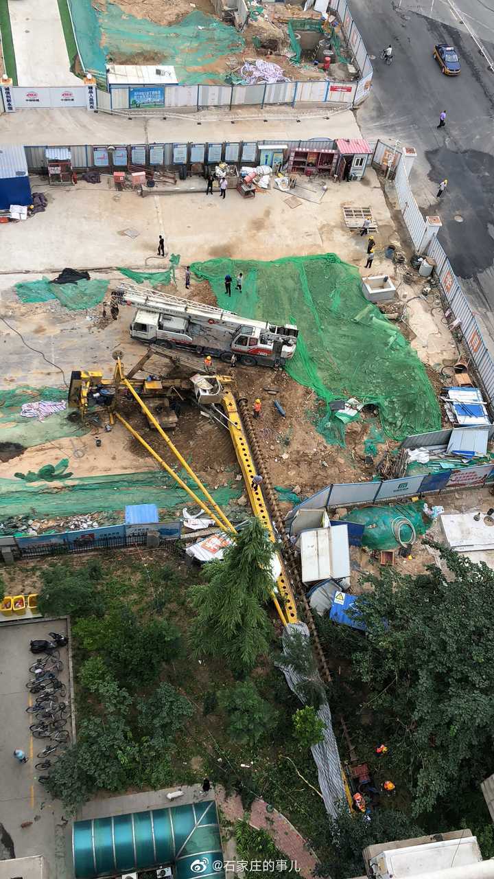 地铁三号线某段施工现场发生事故,一施工设备突然倒塌