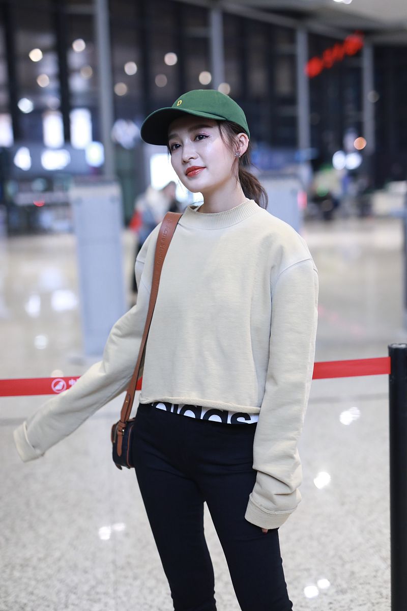 冬季穿搭模板!李沁戴"绿帽"化星星妆好抢镜,卫衣穿出黄金比例