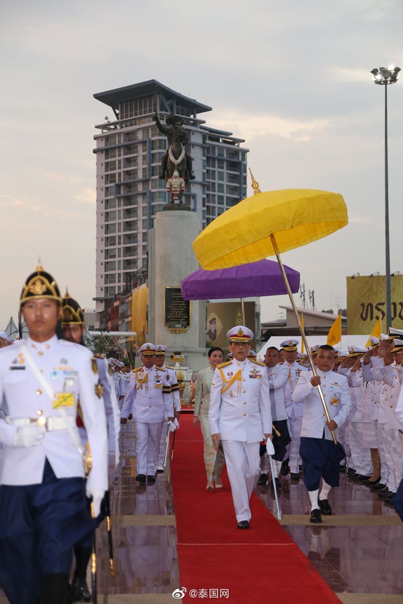 泰国国王携王后敬献花盘祭拜郑信王