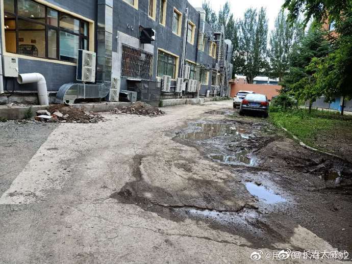 网友：吉林省长春市高新区新兴红旗嘉园小区，是个十多年的老小区|高新区|业主|陷坑_新浪新闻