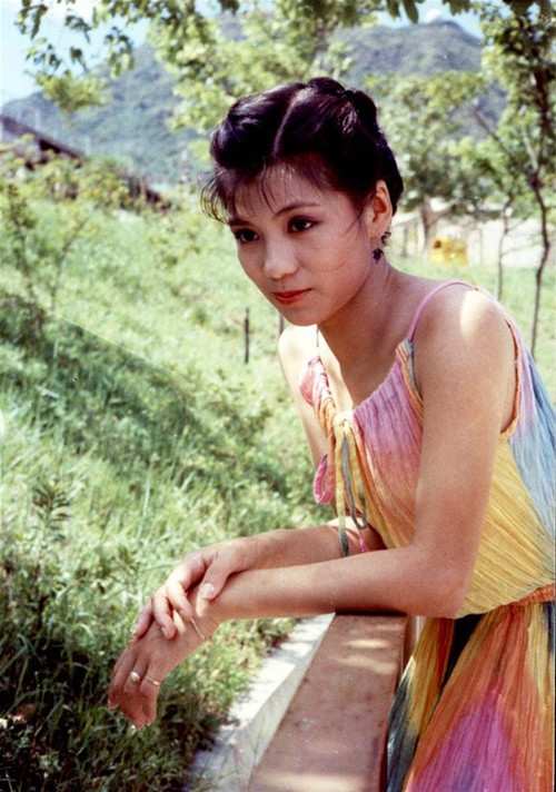 翁美玲老照片:曾在石硖尾公园拍照,换了五套衣服,发型相当漂亮