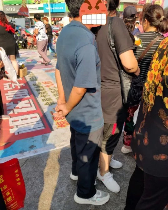 近艳阳高照的大热天热热闹闹的衣世界门口也来领个奖长长队伍中我去