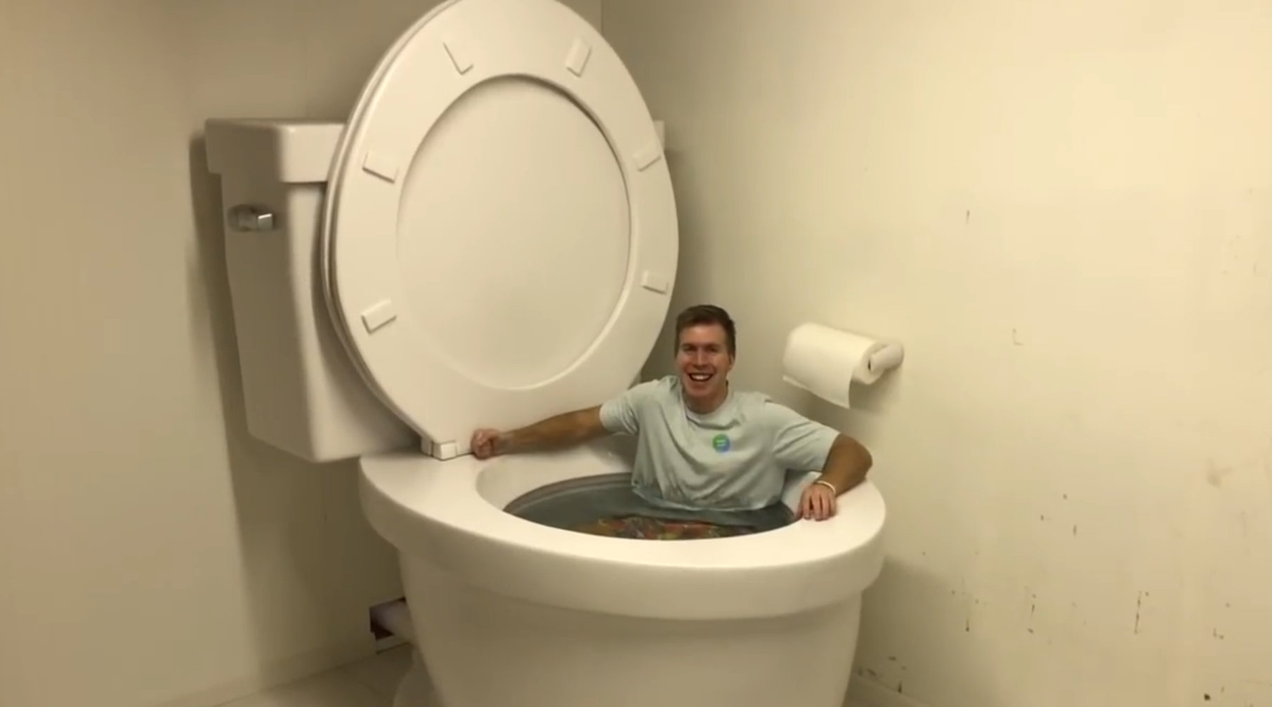 世界上最大的马桶,老外跳进去用它来泡澡?网友:真是重口味