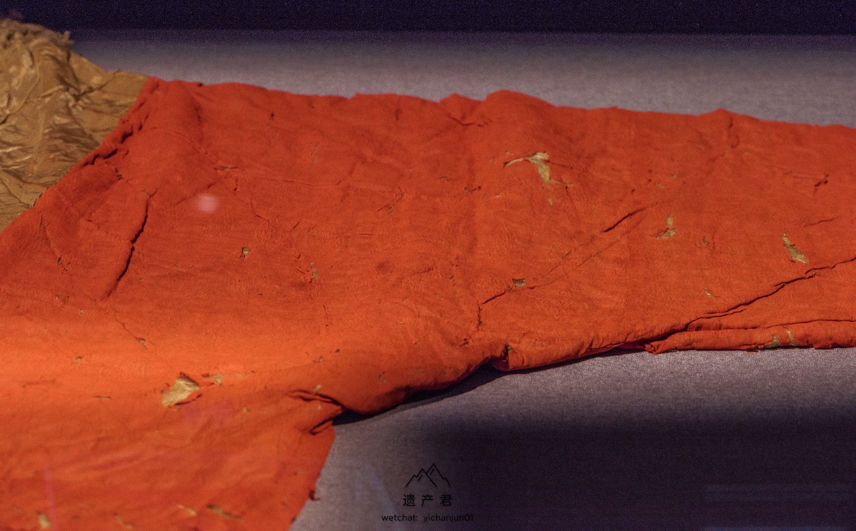 湖南省博物馆藏· 西汉朱红菱纹罗丝棉袍