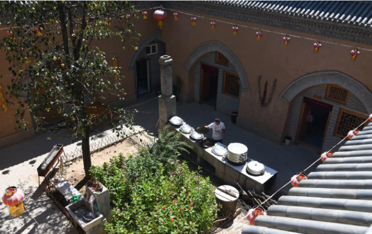 一对兄弟在地下四合院开农家乐